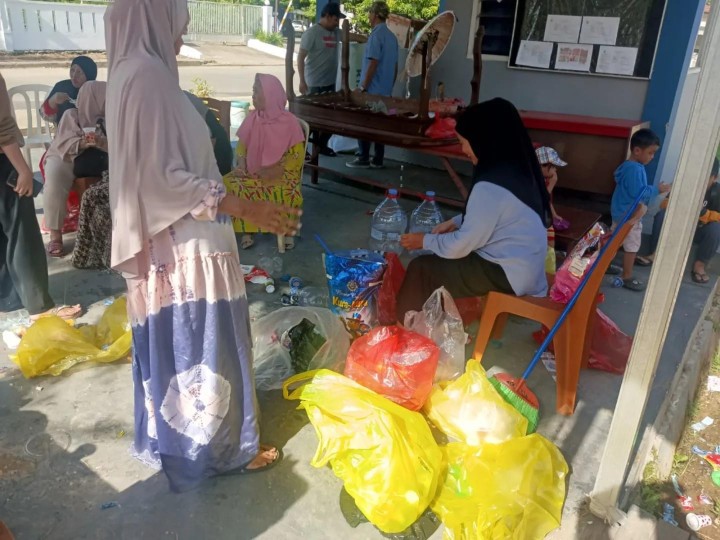 Jumat, 26 April 2024 kegiatan pengumpulan sampah di Bank Ramli Berseri RT.002 dan Bank Ramli Ceseri RT.012