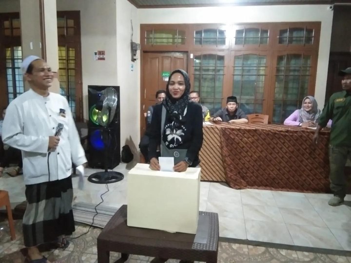 Jumat, 26 April 2024, Lurah bersama Bhabinkamtibmas, Seklur, Kasie Pemerintahan dan staf menghadiri dan mengawasi jalannya pemilihan Ketua RT 006 di Jalan Cendana gang 4. Selamat kepada M. Juhri yg terpilih sebagai ketua RT.006 periode 2024-2029.