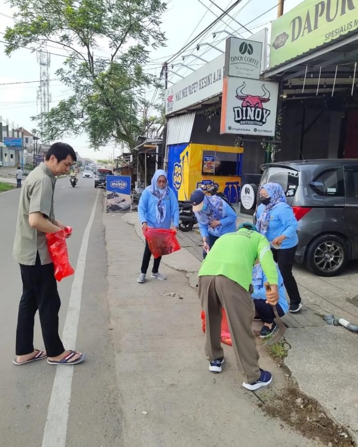 Sabtu, 27 April 2024, segenap crew Karang Anyar mengikuti kegiatan gotong royong se kecamatan Sungai Kunjang di sepanjang Jalan Bangegris pada jam 07.00 Wita.