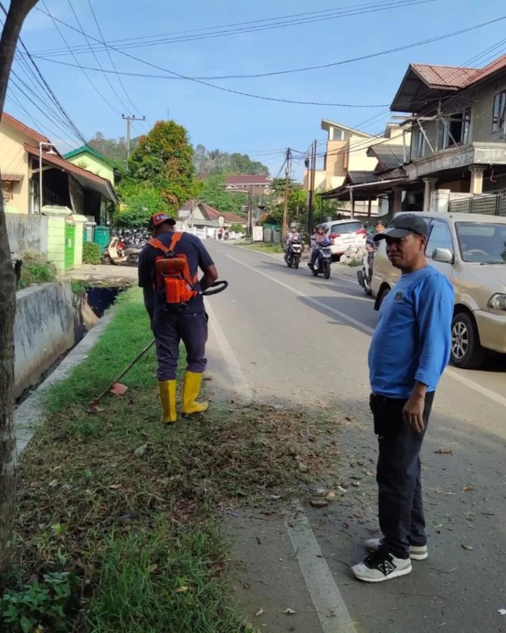 Sabtu, 27 April 2024, segenap crew Karang Anyar mengikuti kegiatan gotong royong se kecamatan Sungai Kunjang di sepanjang Jalan Bangegris pada jam 07.00 Wita.