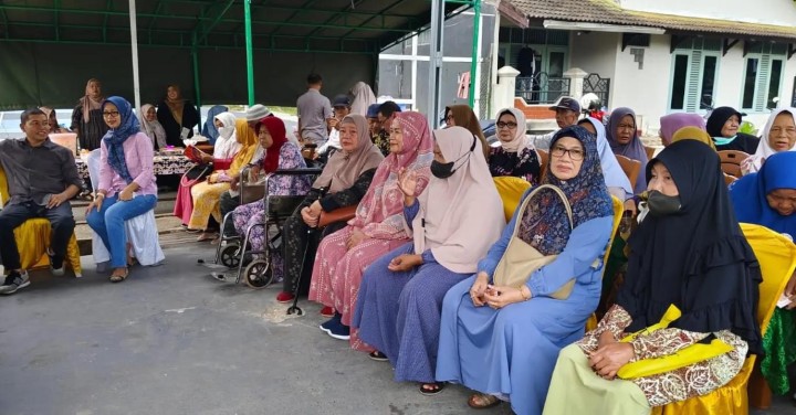 Sabtu, 27 April 2024, Lurah beserta Kasie Kesra dan anggota PKK Karang Anyar menghadiri kegiatan di Posyandu Lansia Rawa Indah RT.002, Jalan MT. Haryono pada jam 09.30 Wita.
