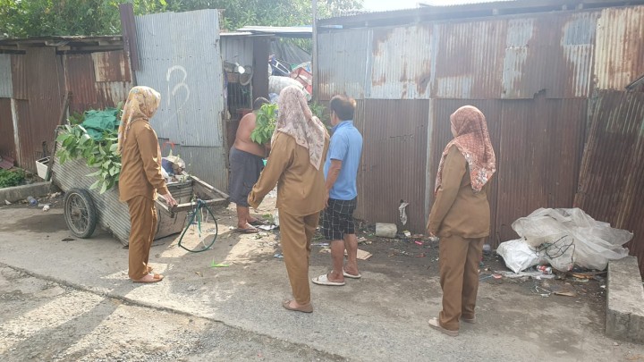 Selasa, 30 April 2024, Kasie Pemerintahan beserta staf dan Kasie Ekobang melakukan kegiatan pemberian Himbauan kepada pemilik usaha besi tua yang menumpuk sampah usahanya di atas parit wilayah RT.033, Jln. Rimbawan.