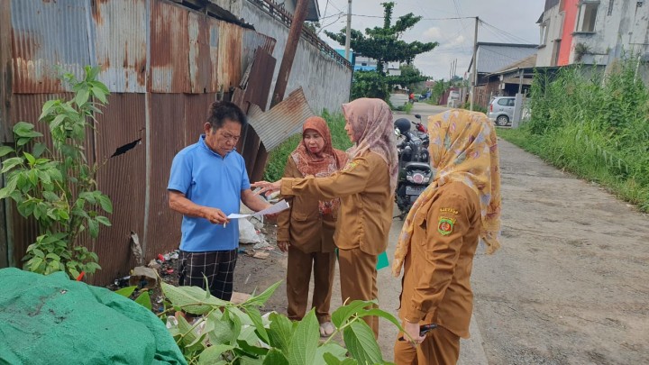 Selasa, 30 April 2024, Kasie Pemerintahan beserta staf dan Kasie Ekobang melakukan kegiatan pemberian Himbauan kepada pemilik usaha besi tua yang menumpuk sampah usahanya di atas parit wilayah RT.033, Jln. Rimbawan.