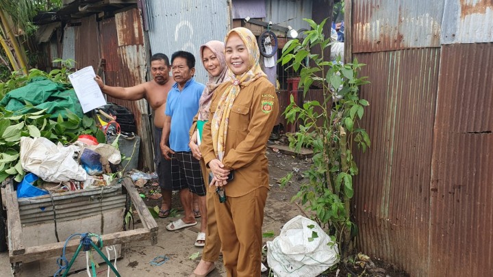 Selasa, 30 April 2024, Kasie Pemerintahan beserta staf dan Kasie Ekobang melakukan kegiatan pemberian Himbauan kepada pemilik usaha besi tua yang menumpuk sampah usahanya di atas parit wilayah RT.033, Jln. Rimbawan.