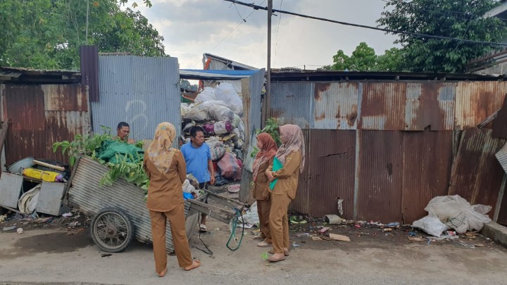 Selasa, 30 April 2024, Kasie Pemerintahan beserta staf dan Kasie Ekobang melakukan kegiatan pemberian Himbauan kepada pemilik usaha besi tua yang menumpuk sampah usahanya di atas parit wilayah RT.033, Jln. Rimbawan.