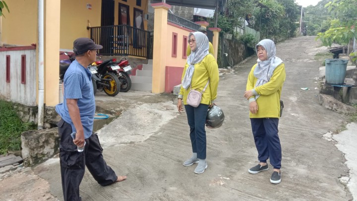 Minggu, 05 Mei 2024, Lurah bersama Seklur, Kasie Pemerintah dan staf menghadiri kegiatan gotong royong dalam kegiatan probebaya di RT. 015,016,020 Karang Anyar