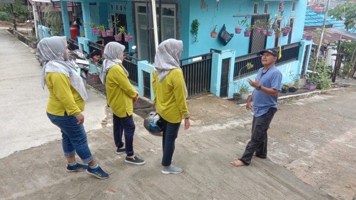 Minggu, 05 Mei 2024, Lurah bersama Seklur, Kasie Pemerintah dan staf menghadiri kegiatan gotong royong dalam kegiatan probebaya di RT. 015,016,020 Karang Anyar