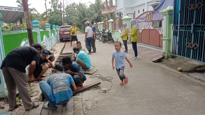 Minggu, 05 Mei 2024, Lurah bersama Seklur, Kasie Pemerintah dan staf menghadiri kegiatan gotong royong dalam kegiatan probebaya di RT. 015,016,020 Karang Anyar