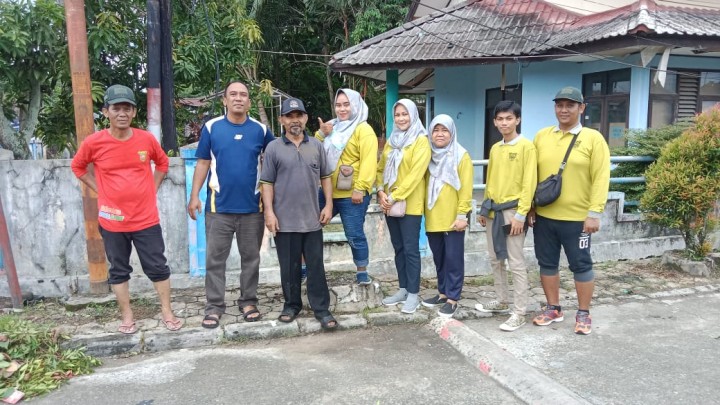 Minggu, 05 Mei 2024, Lurah bersama Seklur, Kasie Pemerintah dan staf menghadiri kegiatan gotong royong dalam kegiatan probebaya di RT. 015,016,020 Karang Anyar