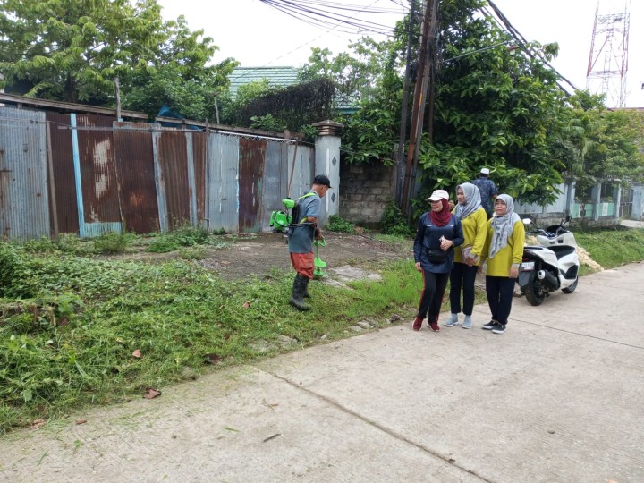 Minggu, 05 Mei 2024, Lurah bersama Seklur, Kasie Pemerintah dan staf menghadiri kegiatan gotong royong dalam kegiatan probebaya di RT. 015,016,020 Karang Anyar
