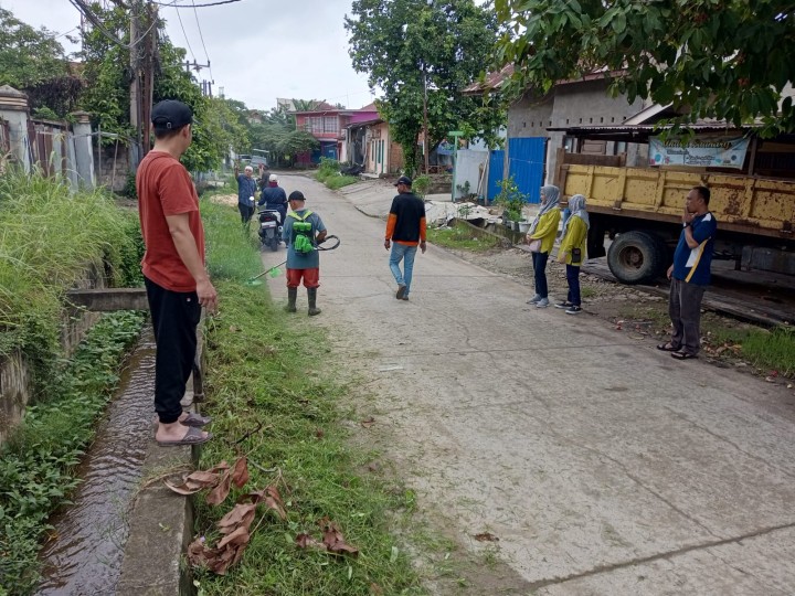 Minggu, 05 Mei 2024, Lurah bersama Seklur, Kasie Pemerintah dan staf menghadiri kegiatan gotong royong dalam kegiatan probebaya di RT. 015,016,020 Karang Anyar