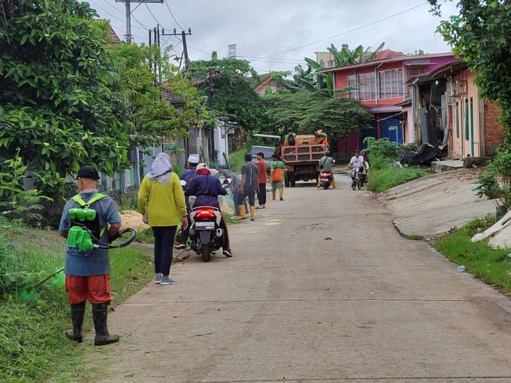 Minggu, 05 Mei 2024, Lurah bersama Seklur, Kasie Pemerintah dan staf menghadiri kegiatan gotong royong dalam kegiatan probebaya di RT. 015,016,020 Karang Anyar
