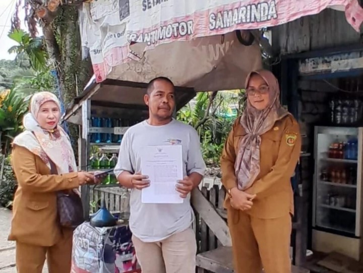 Selasa, 07 Mei 2024, Kasie Ekobang dan Kasie Pemerintahan beserta staf melakukan pembagian surat edaran dari Wali Kota Samarinda terkait larangan penjualan BBM eceran, Pertamini dan sekitarnya di seluruh wilayah Kel. Karang Anyar.