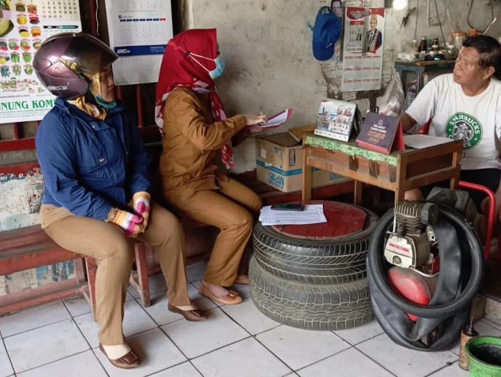Selasa, 07 Mei 2024, Kasie Ekobang dan Kasie Pemerintahan beserta staf melakukan pembagian surat edaran dari Wali Kota Samarinda terkait larangan penjualan BBM eceran, Pertamini dan sekitarnya di seluruh wilayah Kel. Karang Anyar.