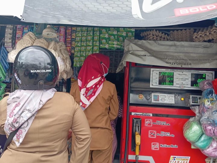Selasa, 07 Mei 2024, Kasie Ekobang dan Kasie Pemerintahan beserta staf melakukan pembagian surat edaran dari Wali Kota Samarinda terkait larangan penjualan BBM eceran, Pertamini dan sekitarnya di seluruh wilayah Kel. Karang Anyar.