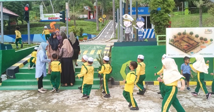 Selasa, 07 Mei 2024 Kunjungan TK islam Al-falah ke taman edukasi lalu lintas kelurahan karang anyar