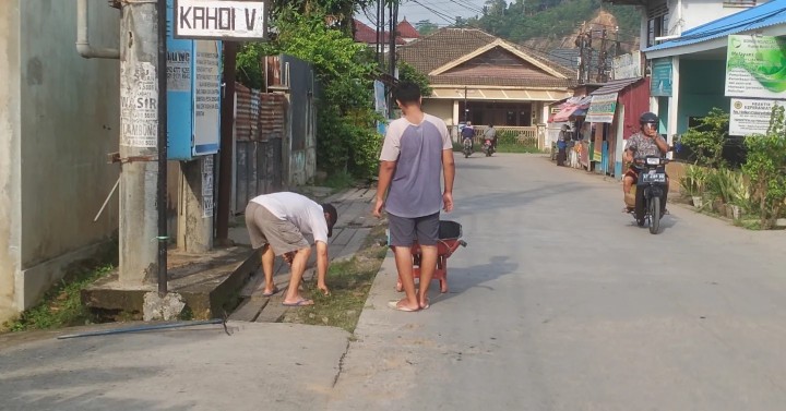 Minggu, 19 Mei 2024  Peninjauan pelaksanaan kegiatan gotong royong yang diadakan di wilayah kelurahan karang anyar di RT 17, 9, 24, 25 & 28 kel. Karang anyar