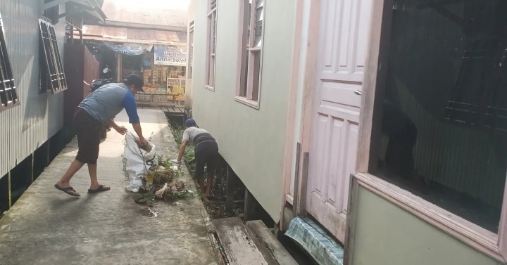 Minggu, 19 Mei 2024  Peninjauan pelaksanaan kegiatan gotong royong yang diadakan di wilayah kelurahan karang anyar di RT 17, 9, 24, 25 & 28 kel. Karang anyar