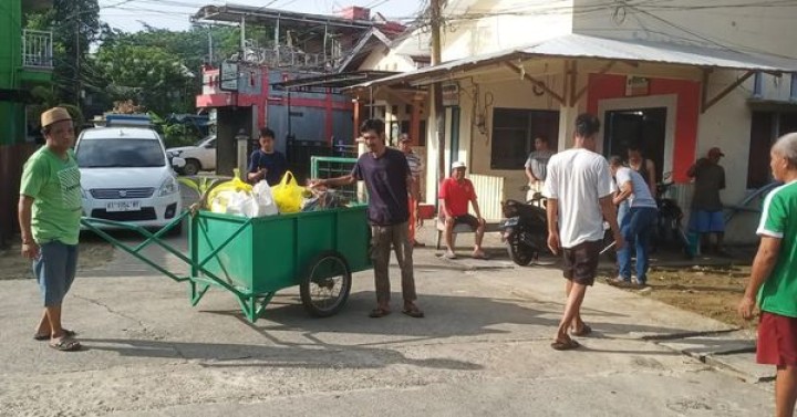 Minggu, 19 Mei 2024  Peninjauan pelaksanaan kegiatan gotong royong yang diadakan di wilayah kelurahan karang anyar di RT 17, 9, 24, 25 & 28 kel. Karang anyar