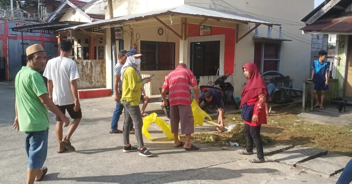 Minggu, 19 Mei 2024  Peninjauan pelaksanaan kegiatan gotong royong yang diadakan di wilayah kelurahan karang anyar di RT 17, 9, 24, 25 & 28 kel. Karang anyar
