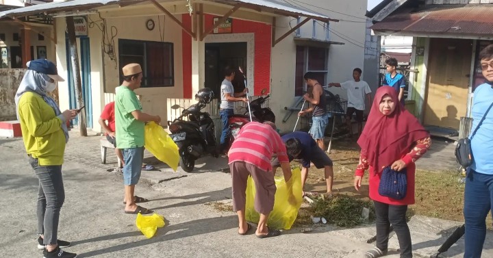 Minggu, 19 Mei 2024  Peninjauan pelaksanaan kegiatan gotong royong yang diadakan di wilayah kelurahan karang anyar di RT 17, 9, 24, 25 & 28 kel. Karang anyar