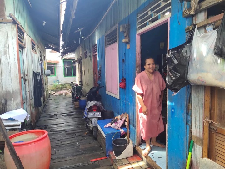 Senin, 20 Mei 2024 Lurah diwakili oleh Kasie Ekobang dan Staf Karang Anyar melakukan Peninjauan lokasi terdampak banjir di  Jl. Teuku Umar RT. 15 serta daerah terdampak longsor di jl. Kelapa gading