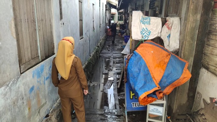 Senin, 20 Mei 2024 Lurah diwakili oleh Kasie Ekobang dan Staf Karang Anyar melakukan Peninjauan lokasi terdampak banjir di  Jl. Teuku Umar RT. 15 serta daerah terdampak longsor di jl. Kelapa gading