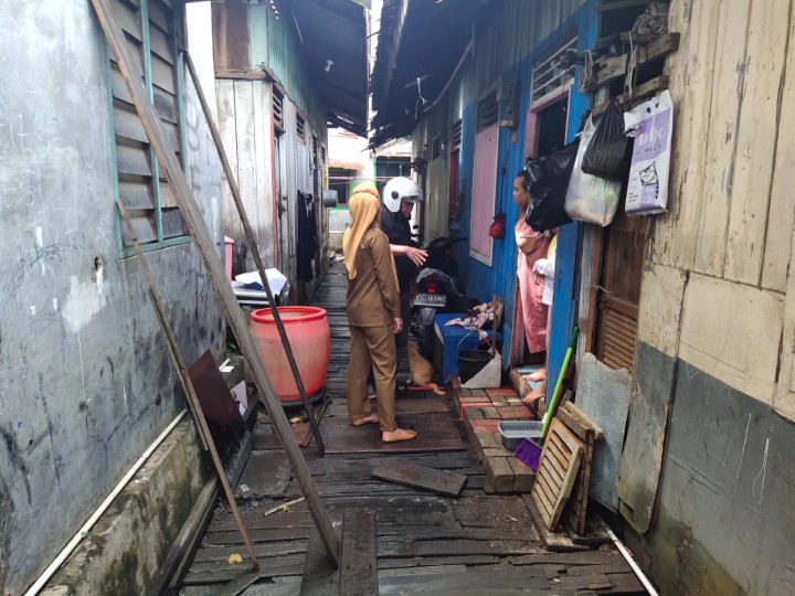 Senin, 20 Mei 2024 Lurah diwakili oleh Kasie Ekobang dan Staf Karang Anyar melakukan Peninjauan lokasi terdampak banjir di  Jl. Teuku Umar RT. 15 serta daerah terdampak longsor di jl. Kelapa gading