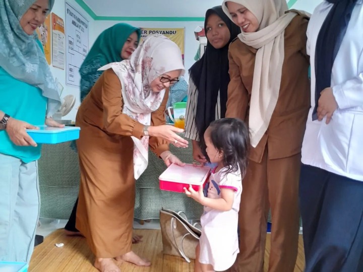 Senin, 20 Mei 2024  Kegiatan penyerahan pemberian makanan tambahan (PMT) secara simbolis kepada Ibu hamil & Balita yang dihadiri Ketua TP.PKK Kelurahan Karang Anyar dengan didampingi staf kel. Karang anyar