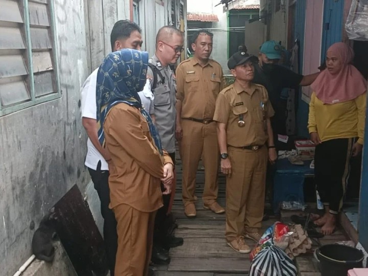 Selasa, 21 Mei 2024 Kelurahan Karang Anyar melakukan Pemberian bantuan paket sembako kepada warga yang terdampak bencana banjir dan tanah longsor di Jl. Teuku Umar dan Jl.Kelapa Gading