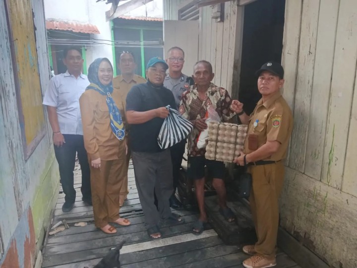 Selasa, 21 Mei 2024 Kelurahan Karang Anyar melakukan Pemberian bantuan paket sembako kepada warga yang terdampak bencana banjir dan tanah longsor di Jl. Teuku Umar dan Jl.Kelapa Gading