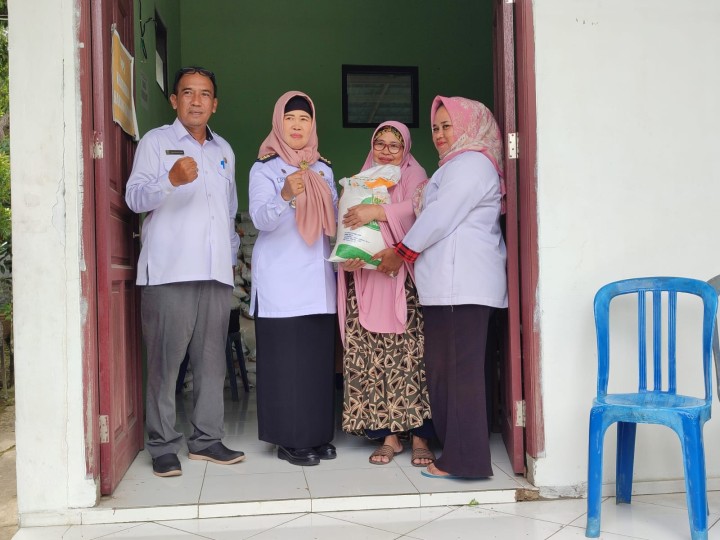 Rabu, 22 Mei 2024, Camat Sungai Kunjang melakukan kunjungan kerja ke Kantor Kelurahan Karang Anyar dalam rangka pengawasan beras bantuan dan Infrastruktur kantor