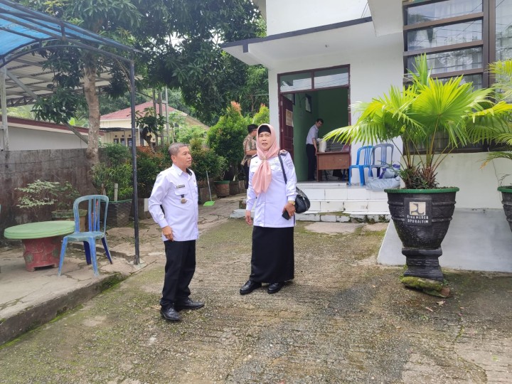 Rabu, 22 Mei 2024, Camat Sungai Kunjang melakukan kunjungan kerja ke Kantor Kelurahan Karang Anyar dalam rangka pengawasan beras bantuan dan Infrastruktur kantor