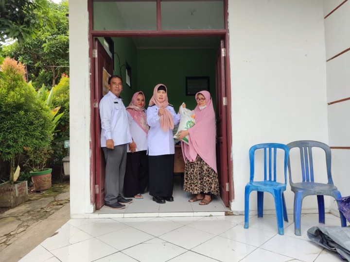 Rabu, 22 Mei 2024, Camat Sungai Kunjang melakukan kunjungan kerja ke Kantor Kelurahan Karang Anyar dalam rangka pengawasan beras bantuan dan Infrastruktur kantor