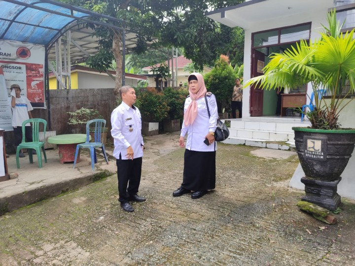 Rabu, 22 Mei 2024, Camat Sungai Kunjang melakukan kunjungan kerja ke Kantor Kelurahan Karang Anyar dalam rangka pengawasan beras bantuan dan Infrastruktur kantor