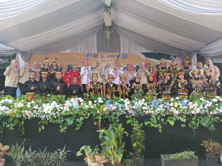 Rabu, 22 Mei 2024, Lurah bersama Kasie Pemerintahan dan Umum, Kasie Ekobang, Ketua PKK dan anggota beserta staf Karang Anyar melakukan kunjungan ke acara Pameran Seni SDN 021 Sungai Kunjang di Jalan Meranti