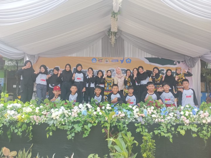 Rabu, 22 Mei 2024, Lurah bersama Kasie Pemerintahan dan Umum, Kasie Ekobang, Ketua PKK dan anggota beserta staf Karang Anyar melakukan kunjungan ke acara Pameran Seni SDN 021 Sungai Kunjang di Jalan Meranti