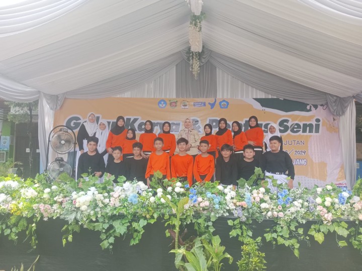 Rabu, 22 Mei 2024, Lurah bersama Kasie Pemerintahan dan Umum, Kasie Ekobang, Ketua PKK dan anggota beserta staf Karang Anyar melakukan kunjungan ke acara Pameran Seni SDN 021 Sungai Kunjang di Jalan Meranti