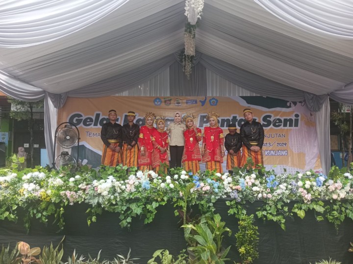 Rabu, 22 Mei 2024, Lurah bersama Kasie Pemerintahan dan Umum, Kasie Ekobang, Ketua PKK dan anggota beserta staf Karang Anyar melakukan kunjungan ke acara Pameran Seni SDN 021 Sungai Kunjang di Jalan Meranti