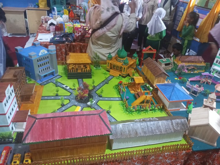 Rabu, 22 Mei 2024, Lurah bersama Kasie Pemerintahan dan Umum, Kasie Ekobang, Ketua PKK dan anggota beserta staf Karang Anyar melakukan kunjungan ke acara Pameran Seni SDN 021 Sungai Kunjang di Jalan Meranti