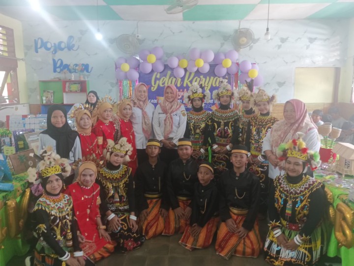 Rabu, 22 Mei 2024, Lurah bersama Kasie Pemerintahan dan Umum, Kasie Ekobang, Ketua PKK dan anggota beserta staf Karang Anyar melakukan kunjungan ke acara Pameran Seni SDN 021 Sungai Kunjang di Jalan Meranti