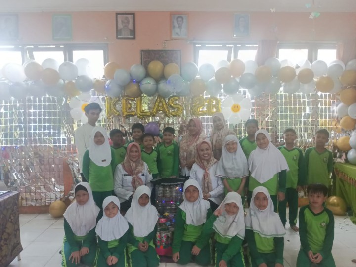 Rabu, 22 Mei 2024, Lurah bersama Kasie Pemerintahan dan Umum, Kasie Ekobang, Ketua PKK dan anggota beserta staf Karang Anyar melakukan kunjungan ke acara Pameran Seni SDN 021 Sungai Kunjang di Jalan Meranti