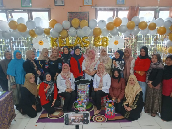 Rabu, 22 Mei 2024, Lurah bersama Kasie Pemerintahan dan Umum, Kasie Ekobang, Ketua PKK dan anggota beserta staf Karang Anyar melakukan kunjungan ke acara Pameran Seni SDN 021 Sungai Kunjang di Jalan Meranti
