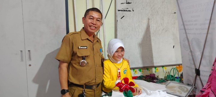 Rabu, 22 Mei 2024, Lurah bersama Kasie Pemerintahan dan Umum, Kasie Ekobang, Ketua PKK dan anggota beserta staf Karang Anyar melakukan kunjungan ke acara Pameran Seni SDN 021 Sungai Kunjang di Jalan Meranti