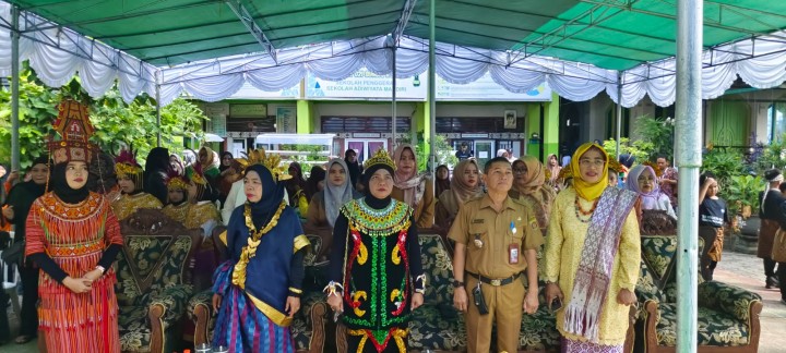Rabu, 22 Mei 2024, Lurah bersama Kasie Pemerintahan dan Umum, Kasie Ekobang, Ketua PKK dan anggota beserta staf Karang Anyar melakukan kunjungan ke acara Pameran Seni SDN 021 Sungai Kunjang di Jalan Meranti