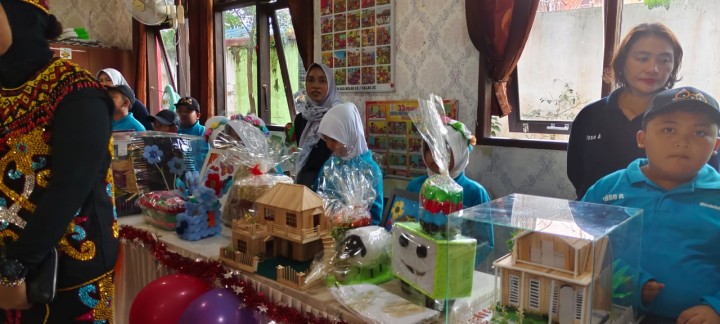 Rabu, 22 Mei 2024, Lurah bersama Kasie Pemerintahan dan Umum, Kasie Ekobang, Ketua PKK dan anggota beserta staf Karang Anyar melakukan kunjungan ke acara Pameran Seni SDN 021 Sungai Kunjang di Jalan Meranti
