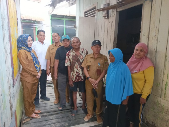 Selasa, 21 Mei 2024 Kelurahan Karang Anyar melakukan Pemberian bantuan paket sembako kepada warga yang terdampak bencana banjir dan tanah longsor di Jl. Teuku Umar dan Jl.Kelapa Gading