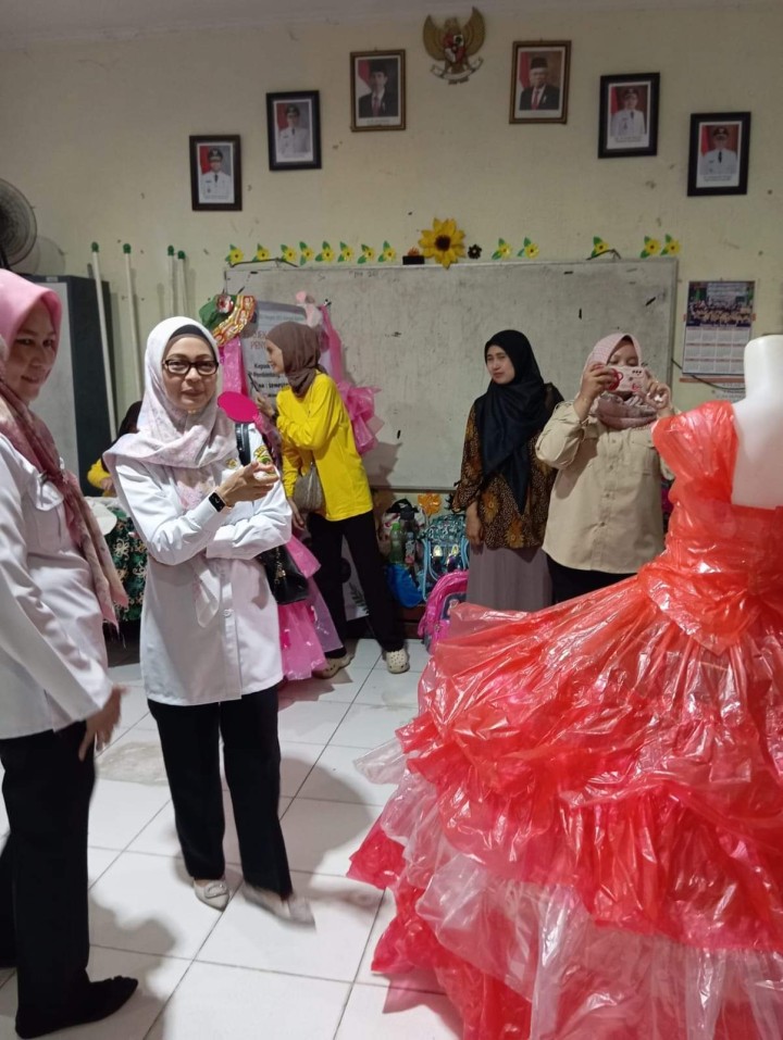 Rabu, 22 Mei 2024, Lurah bersama Kasie Pemerintahan dan Umum, Kasie Ekobang, Ketua PKK dan anggota beserta staf Karang Anyar melakukan kunjungan ke acara Pameran Seni SDN 021 Sungai Kunjang di Jalan Meranti