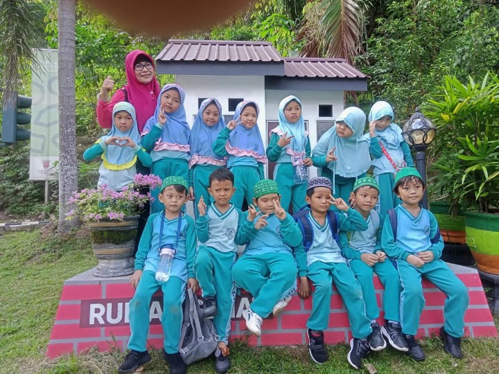 Jumat, 24 Mei 2024 Kunjungan dari TK Islam Al Muhajirin  ke taman lalu lintas Kelurahan Karang Anyar