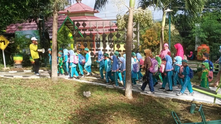Jumat, 24 Mei 2024 Kunjungan dari TK Islam Al Muhajirin  ke taman lalu lintas Kelurahan Karang Anyar